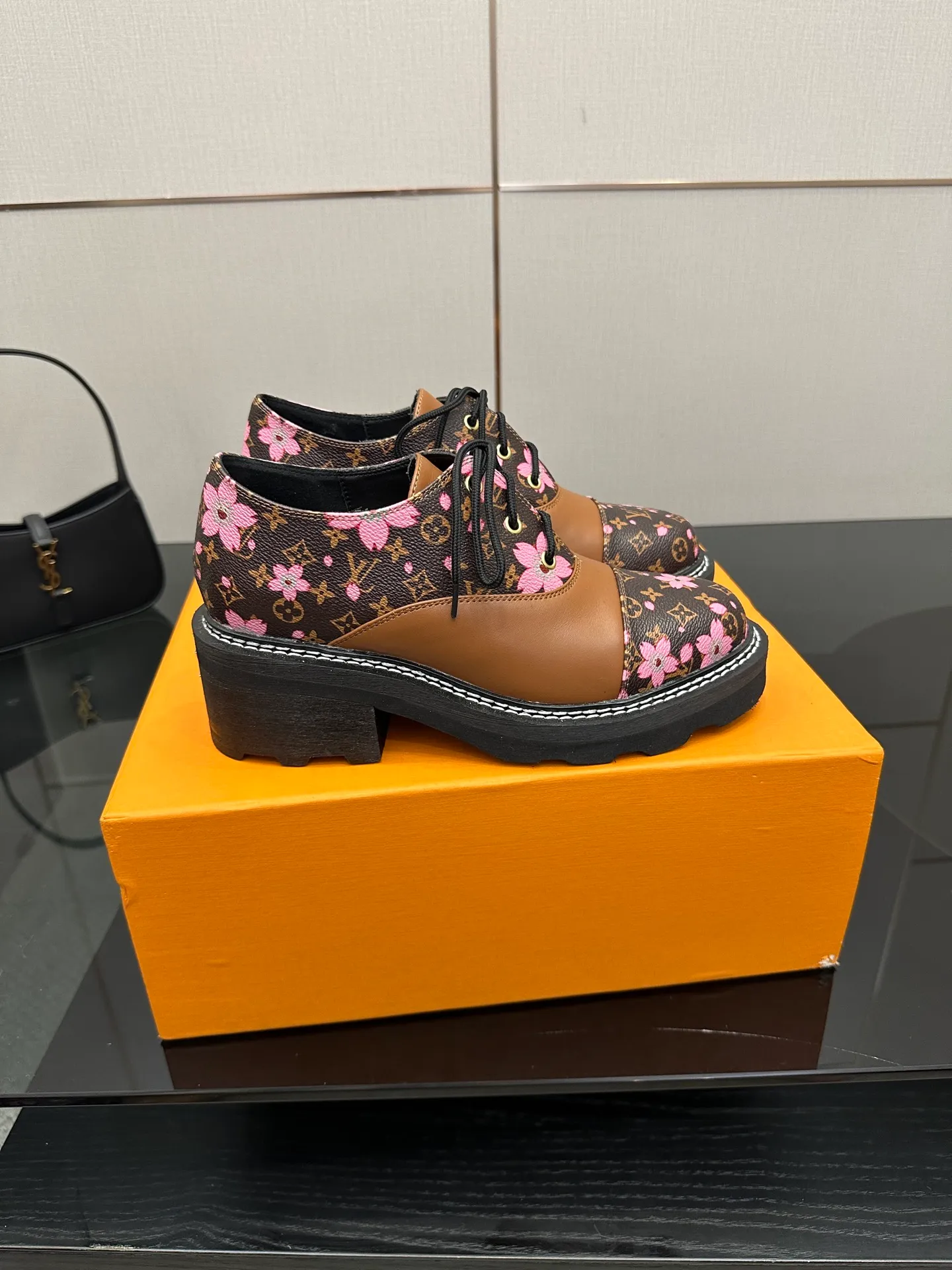 👟👟Ex-factory price 720👟👟 LOUIS VUITTON Louis Vuitton counter latest model top version LV inner cowhide material is real! Original 1:1 material reproduction! Modern and casual in one! Release a strong aura like a queen 🔥Capture everyone's attention instantly💃 Inner/foot pads: imported cowhide Fabric: cowhide Outsole: full genuine leather Code number: 35-41 (40, 41, 42 customizations are not returnable)